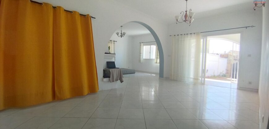 Location d’une grande villa F5 à étage idéalement située à Ambohimirary Location d’une grande villa F5 à étage idéalement située à Ambohimirary