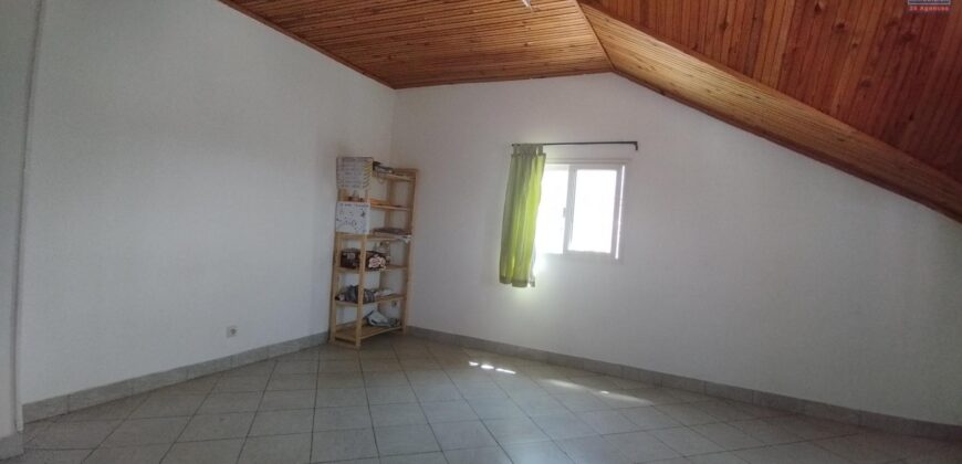 Location d’une grande villa F5 à étage idéalement située à Ambohimirary Location d’une grande villa F5 à étage idéalement située à Ambohimirary