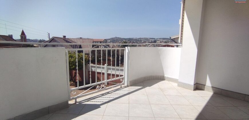 Location d’une grande villa F5 à étage idéalement située à Ambohimirary Location d’une grande villa F5 à étage idéalement située à Ambohimirary