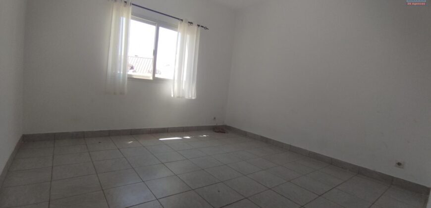 Location d’une grande villa F5 à étage idéalement située à Ambohimirary Location d’une grande villa F5 à étage idéalement située à Ambohimirary