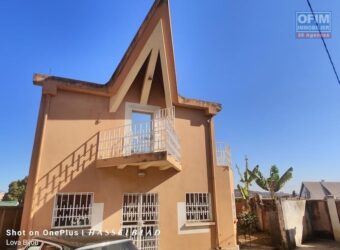 À vendre villa T4 sur un terrain de 292 m2 située à Talatamaty