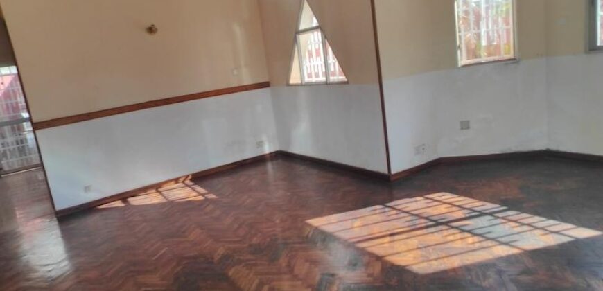 À vendre villa T4 sur un terrain de 292 m2 située à Talatamaty