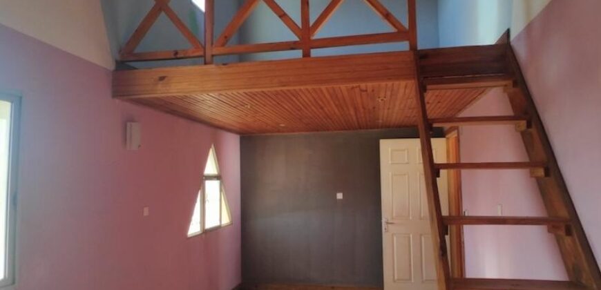 À vendre villa T4 sur un terrain de 292 m2 située à Talatamaty