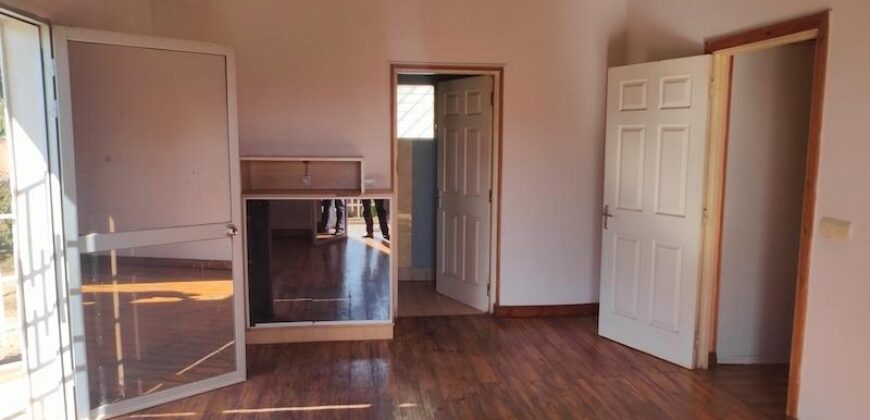 À vendre villa T4 sur un terrain de 292 m2 située à Talatamaty