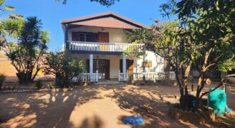 En vente une grande villa de type F6 de 200 m2 sur un terrain de 2166 m2 dans un quartier résidentiel calme à Ivato En vente une grande villa de type F6 de 200 m2 sur un terrain de 2166 m2 dans un quartier résidentiel calme à Ivato