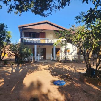 En vente une grande villa de type F6 de 200 m2 sur un terrain de 2166 m2 dans un quartier résidentiel calme à Ivato