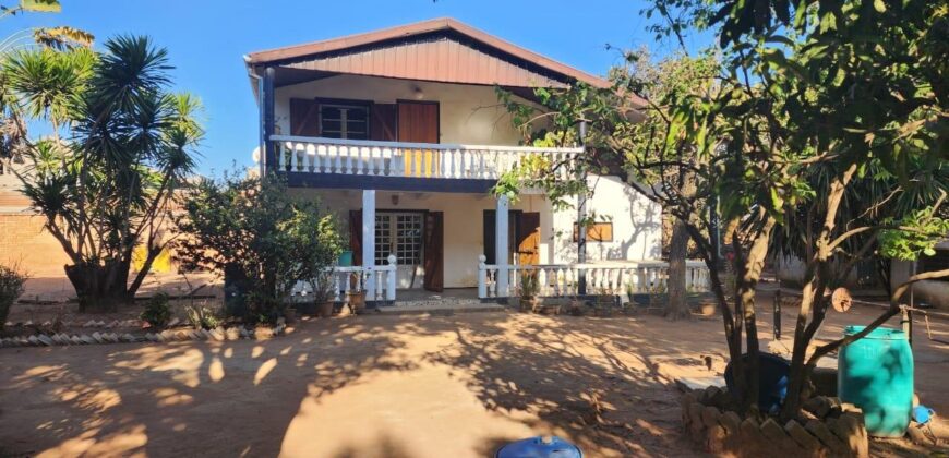En vente une grande villa de type F6 de 200 m2 sur un terrain de 2166 m2 dans un quartier résidentiel calme à Ivato