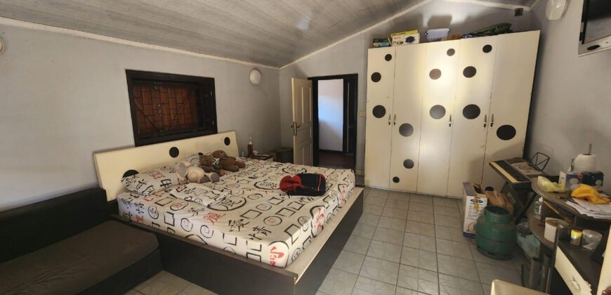 En vente une grande villa de type F6 de 200 m2 sur un terrain de 2166 m2 dans un quartier résidentiel calme à Ivato