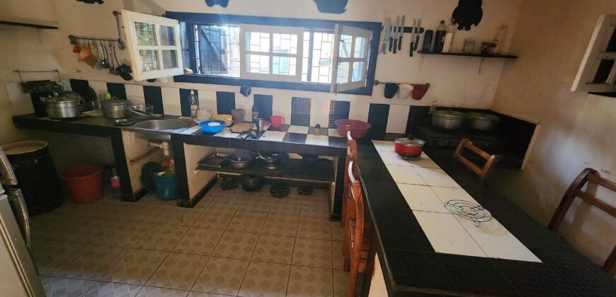 En vente une grande villa de type F6 de 200 m2 sur un terrain de 2166 m2 dans un quartier résidentiel calme à Ivato