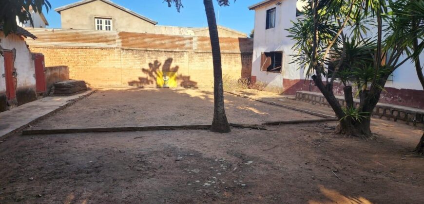 En vente une grande villa de type F6 de 200 m2 sur un terrain de 2166 m2 dans un quartier résidentiel calme à Ivato