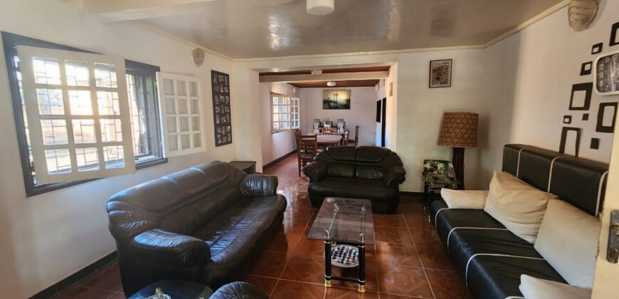 En vente une grande villa de type F6 de 200 m2 sur un terrain de 2166 m2 dans un quartier résidentiel calme à Ivato