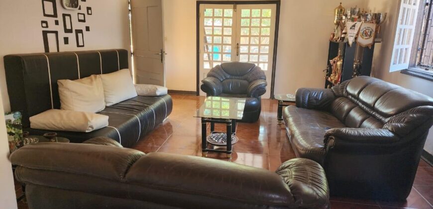 En vente une grande villa de type F6 de 200 m2 sur un terrain de 2166 m2 dans un quartier résidentiel calme à Ivato