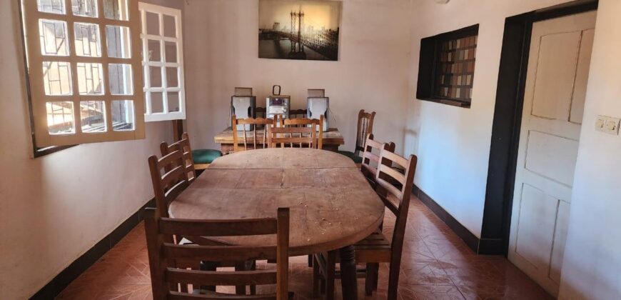 En vente une grande villa de type F6 de 200 m2 sur un terrain de 2166 m2 dans un quartier résidentiel calme à Ivato