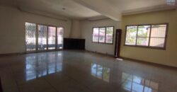À vendre une maison à deux étages située en bord de la route principale à Antsakaviro