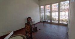 À vendre une maison à deux étages située en bord de la route principale à Antsakaviro