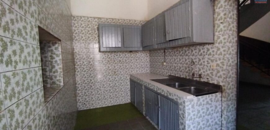 À vendre une maison à deux étages située en bord de la route principale à Antsakaviro