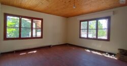 À vendre une maison à deux étages située en bord de la route principale à Antsakaviro