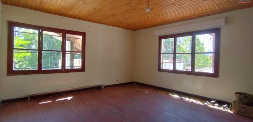 À vendre une maison à deux étages située en bord de la route principale à Antsakaviro