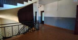 À vendre une maison à deux étages située en bord de la route principale à Antsakaviro