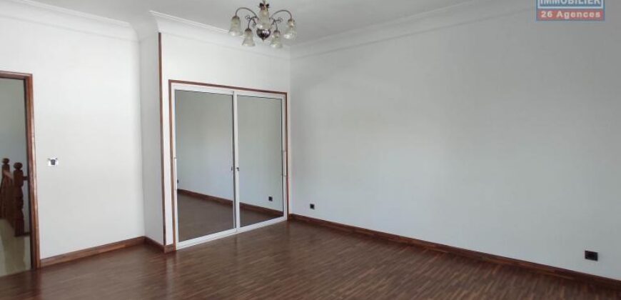 À louer villa T6 à étage située dans un quartier calme à Androhibe