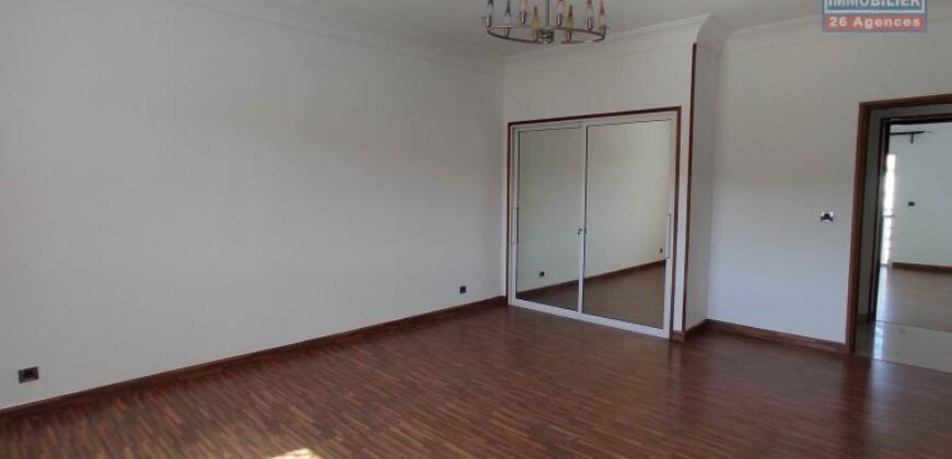 À louer villa T6 à étage située dans un quartier calme à Androhibe