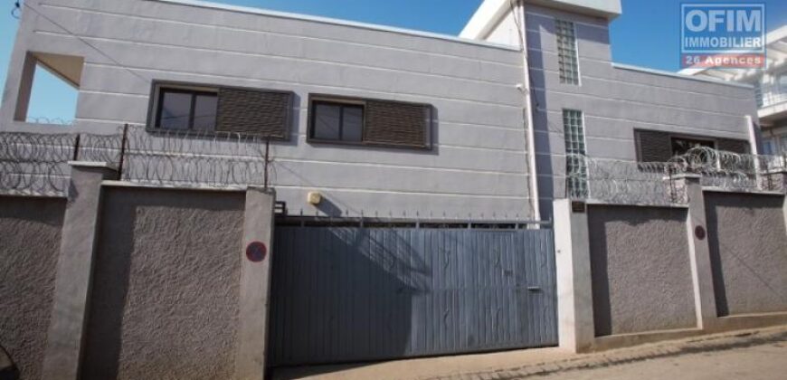 Location d’une charmante villa F3 à étage située à Itaosy
