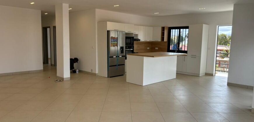 Location d’un spacieux et lumineux appartement T5 à Mahatony Ivandry