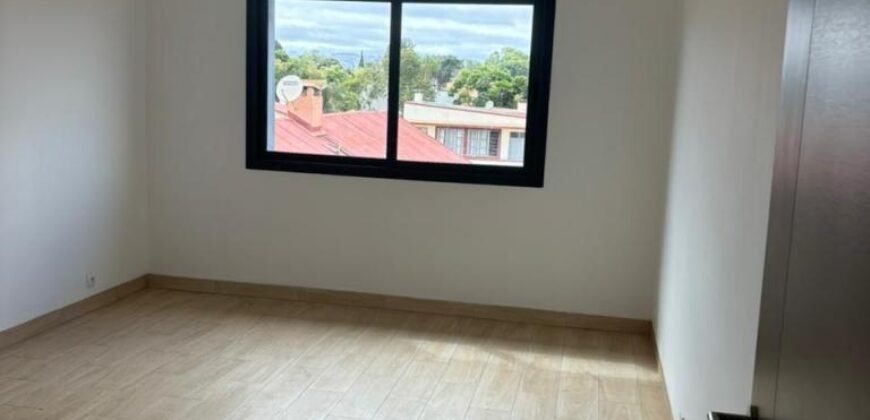 Location d’un spacieux et lumineux appartement T5 à Mahatony Ivandry