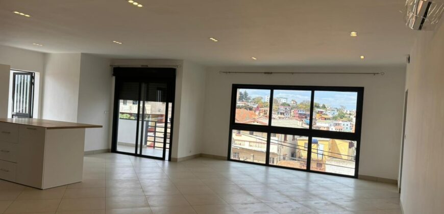Location d’un spacieux et lumineux appartement T5 à Mahatony Ivandry