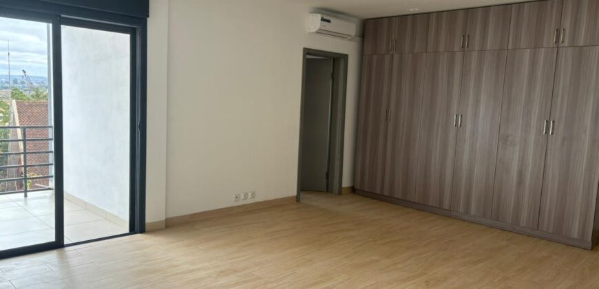 Location d’un spacieux et lumineux appartement T5 à Mahatony Ivandry