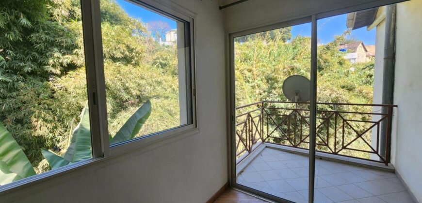 Louez ce superbe appartement duplex de type F5 situé dans un quartier calme sécurisé et résidentiel à Faravohitra