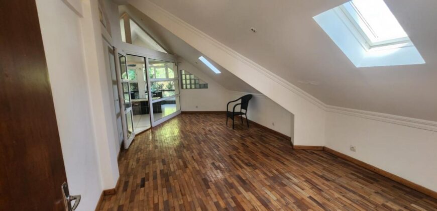 Louez ce superbe appartement duplex de type F5 situé dans un quartier calme sécurisé et résidentiel à Faravohitra