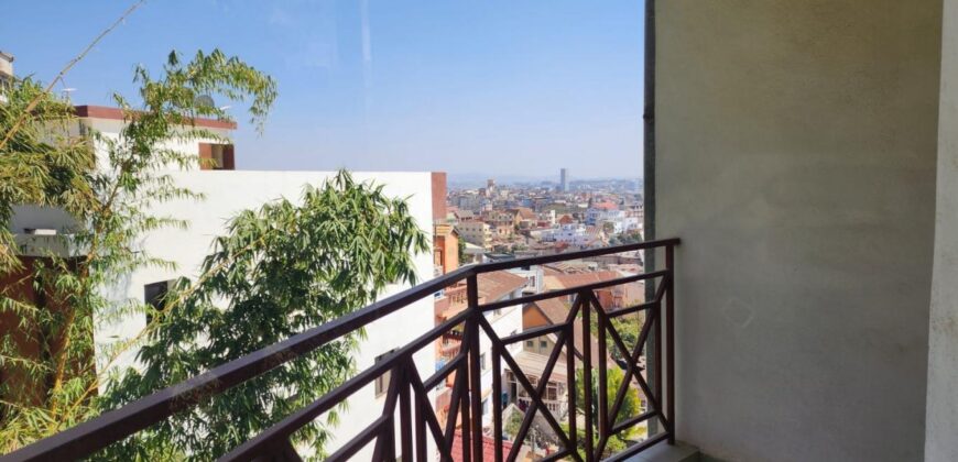 Louez ce superbe appartement duplex de type F5 situé dans un quartier calme sécurisé et résidentiel à Faravohitra