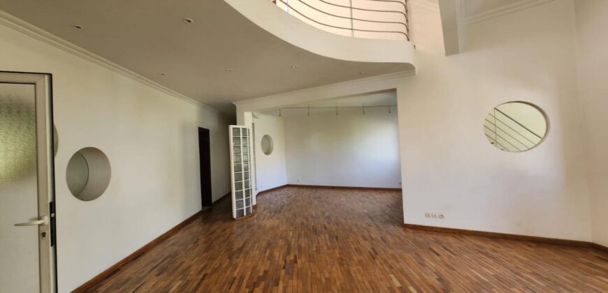 Louez ce superbe appartement duplex de type F5 situé dans un quartier calme sécurisé et résidentiel à Faravohitra
