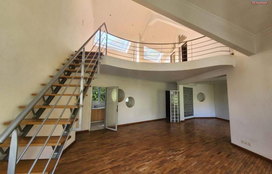 Louez ce superbe appartement duplex de type F5 situé dans un quartier calme sécurisé et résidentiel à Faravohitra