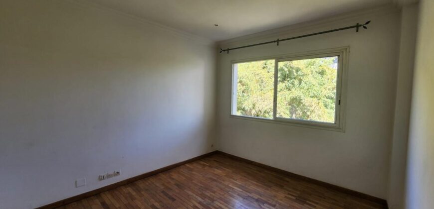 Louez ce superbe appartement duplex de type F5 situé dans un quartier calme sécurisé et résidentiel à Faravohitra