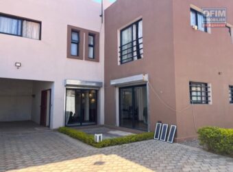 À louer une villa T5 à étage située à Talatamaty Fitroafana À louer une villa T5 à étage située à Talatamaty Fitroafana