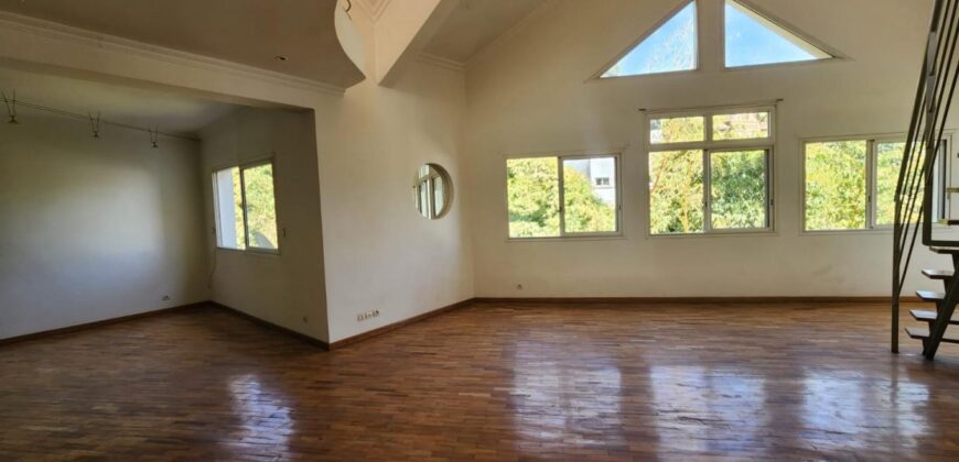 Louez ce superbe appartement duplex de type F5 situé dans un quartier calme sécurisé et résidentiel à Faravohitra