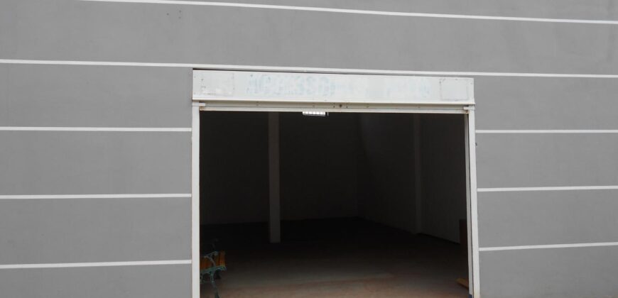 Location d’un entrepôt de 100 m2 situé en bord de route à By Pass