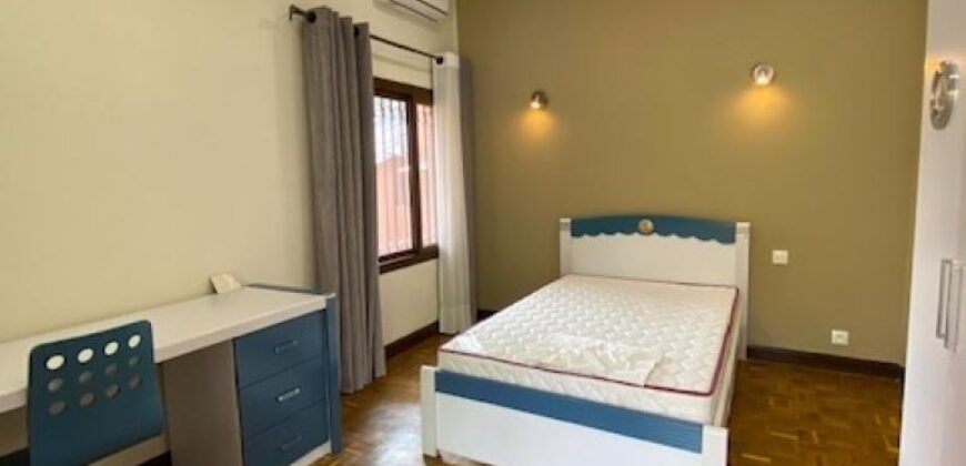 Location d’une charmante villa T6 meublée située dans un quartier résidentiel calme à Androhibe