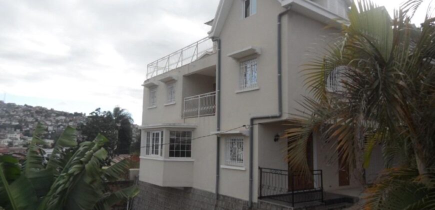 À louer une maison F5 à Tsiadana idéale pour usage de bureau