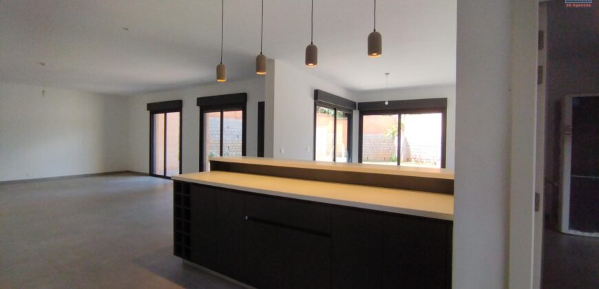 Location d’une magnifique villa T4+ neuve avec piscine située à Ambatobe