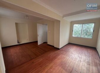 À louer une maison de type F3 en triplex située à Andohalo