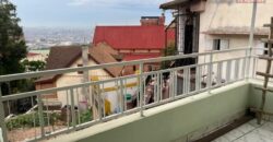 À louer une maison de type F3 en triplex située à Andohalo