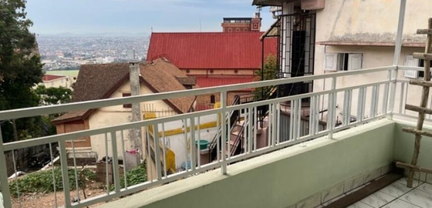 À louer une maison de type F3 en triplex située à Andohalo