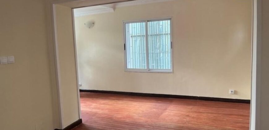 À louer une maison de type F3 en triplex située à Andohalo