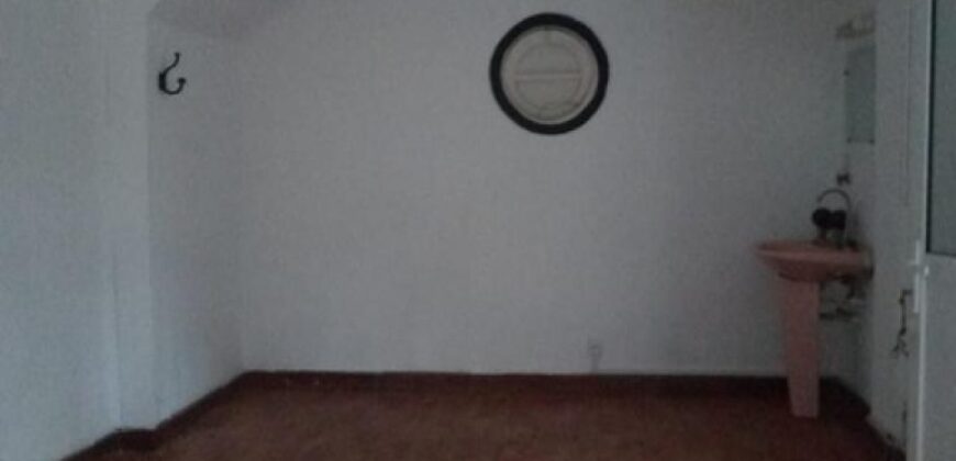 À louer un local professionnel idéalement situé en bord de route à Antsahavola