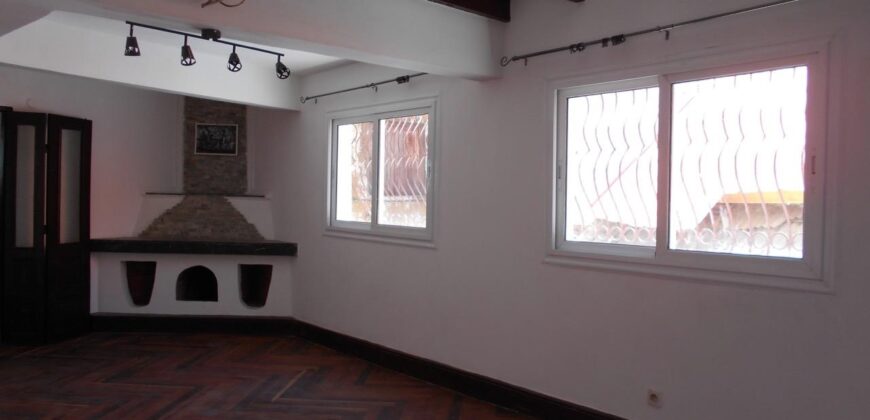 À louer une maison T4 sur trois niveaux située proche des commodités à Isoraka