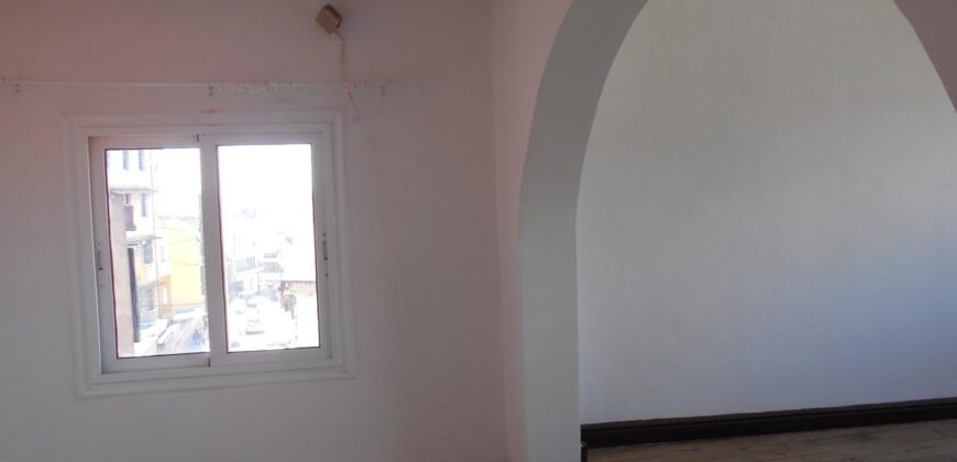 À louer une maison T4 sur trois niveaux située proche des commodités à Isoraka