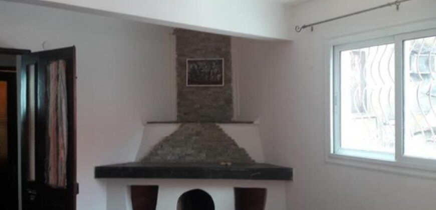 À louer une maison T4 sur trois niveaux située proche des commodités à Isoraka